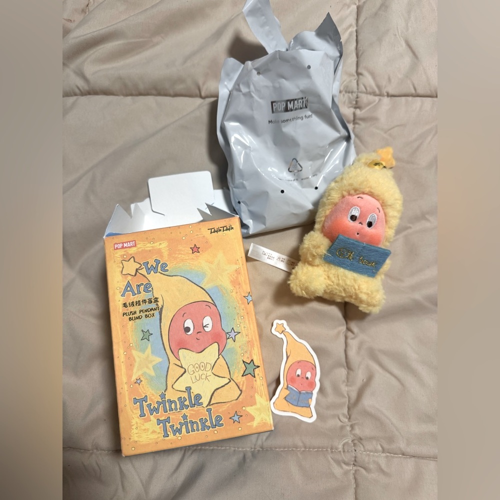Twinkle Twinkle Plush Toy - Yellow holding a book BNWT 😍😍🥰 POPMART VIRAL
